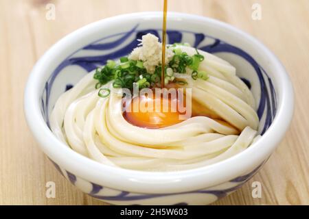 Kamatama Udon, tagliatelle di udon calde con uova crude e salsa di soia. Cucina giapponese Foto Stock