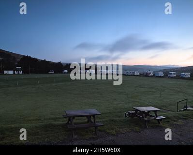 MCS Camping e Caravan Club si incontrano al Marsden Cricket Club's Hemplow Ground, prima dell'alba. Foto Stock
