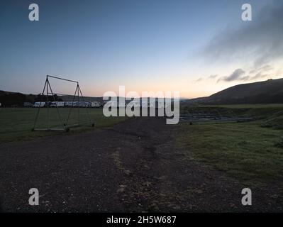 MCS Camping e Caravan Club si incontrano al Marsden Cricket Club's Hemplow Ground, prima dell'alba. Foto Stock