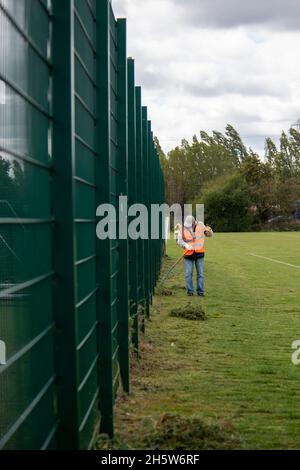 Community Payback offenditori aiutare nella comunità, riordinare e ripulire lo spazio verde e fare un po 'di fai da te come la pittura e giardinaggio. Foto Stock