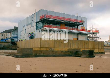 Costruzione del nuovo Regent Cinema sul lungomare all'esterno di Redcar sostanzialmente completa ed interna in corso Foto Stock