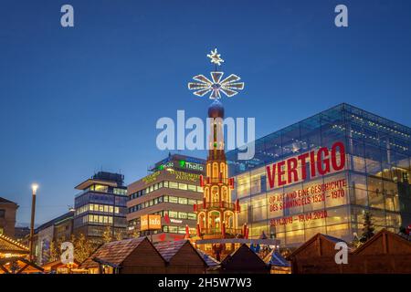 Mercatino di Natale di notte a Schlossplatz - Stoccarda, Baden-Wurttemberg, Germania Foto Stock