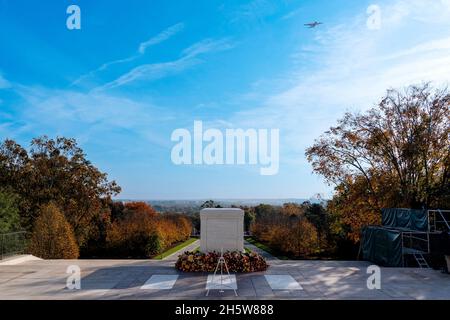 Arlington, Virginia. 11 Nov 2021. Una Guardia Costiera degli Stati Uniti C-130 Hercules vola durante una cerimonia centennale per la Tomba del Milite Ignoto, nel cimitero nazionale di Arlington, il giorno dei Veterani, Giovedi, 11 novembre 2021, Ad Arlington, Virginia. Credit: Alex Brandon/Pool via CNP/dpa/Alamy Live News Foto Stock