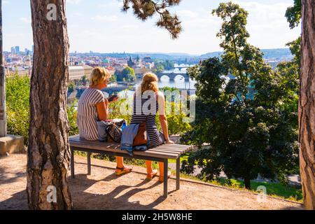 Letenská vyhlídka, punto di osservazione con vista verso il fiume Moldava e la città vecchia, Letenske Sady, Letna Park, Praga, Repubblica Ceca Foto Stock