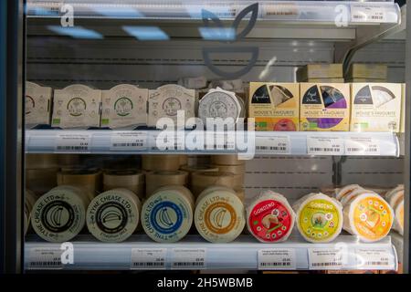 Negozio ad angolo vegano con una grande varietà di prodotti su scaffali e frigoriferi Foto Stock