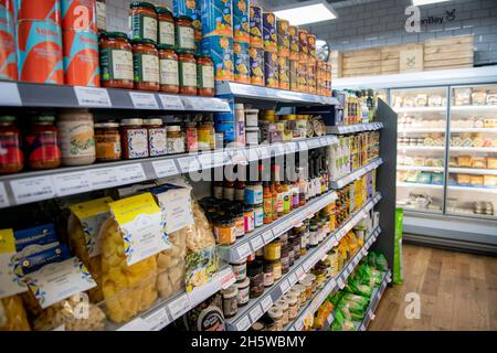 Negozio ad angolo vegano con una grande varietà di prodotti su scaffali e frigoriferi Foto Stock