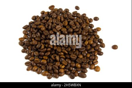 Pila di chicchi di caffè isolato su sfondo bianco Foto Stock