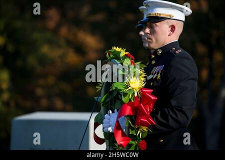 Arlington, Stati Uniti. 10 novembre 2021. CPT del corpo marino degli Stati Uniti. Dalton Raynor, vice combtroller, Marine Barracks Washington, durante una cerimonia di corona in onore della Giornata dei Veterani al cimitero nazionale di Arlington, 10 novembre 2021 ad Arlington, Virginia. Credito: LCpl. Mark Morales/USA Marine Corps/Alamy Live News Foto Stock