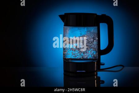 Russel Hobbs moderno bollitore elettrico acqua bollente utilizzando Schott  DURAN resistente al calore di vetro borosilicato Foto stock - Alamy