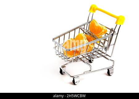 Particelle di mandarino pelato in un carrello isolato su sfondo bianco. Foto Stock