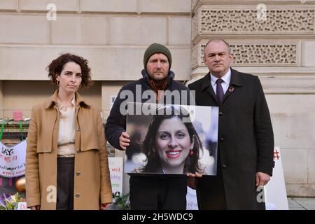 Il leader dei liberal-democratici ed Davey incontra Richard Ratcliffe durante lo sciopero della fame di fronte all'Ufficio per gli Esteri, il Commonwealth e lo sviluppo. Richard Ratcliffe, marito di Nazanin Zaghari-Ratcliffe, un iraniano britannico tenuto in Iran dal 2016, il 19° giorno del suo sciopero della fame a Londra. Foto Stock