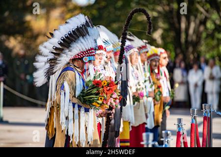 Arlington, Stati Uniti. 9 novembre 2021. Membri della Crow Nation durante la cerimonia di apertura la Tomba della commemorazione del Centenario del Milite Ignoto al Cimitero Nazionale di Arlington, 9 novembre 2021 ad Arlington, Virginia. Credit: Elizabeth Fraser/DOD Photo/Alamy Live News Foto Stock