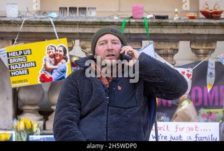 Londra, Regno Unito. 11 Nov 2021. Richard Ratcliffe, marito di Nazanin Zachary-Ratcliffe, che si trova in prigione in Iran, è il 19° giorno dello sciopero della fame per cercare di assicurarne il rilascio. È stato accampato fuori dall'Ufficio degli Esteri e del Commonwealth per 19 giorni. Credit: Mark Thomas/Alamy Live News Foto Stock