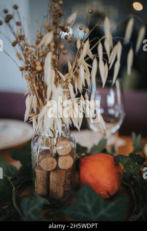 Bella composizione di fiori secchi sul tavolo Foto Stock