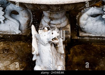 Statua di un cavallo vicino ad una ciotola di pietra. Villa Monastero, Italia Foto Stock