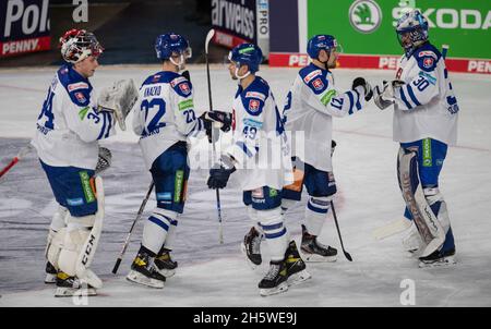 Krefeld, Germania. 11 Nov 2021. Hockey su ghiaccio: Germania Cup, Slovacchia - Svizzera, fase di gruppo, Matchday 1. Goalie Matej Tomek dalla Slovacchia ringrazia il suo team. Credit: Bernd Thissen/dpa/Alamy Live News Foto Stock