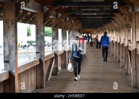 Persone che attraversano il Ponte della Cappella Lucerna, Svizzera Foto Stock