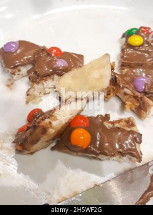 Pizza al cioccolato con garnishes su un piatto bianco a Rio de Janeiro. Foto Stock