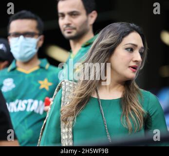 Dhubai, UAE, 11, Nov 2021: ICC T20 2a semifinale: Pakistan vs Australia : Australia vinse da 5 wickets contro pakistan ed entrò in finale con NZ. Deluso tifosi dal pakistan. Durante il 2 ° semi a Dubai Interrnaational Stadium un Giovedi . Photo Credit : Seshadri SUKUMAR Credit: Seshadri SUKUMAR/Alamy Live News Foto Stock