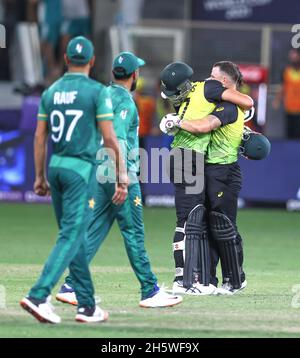 Dhubai, UAE, 11, Nov 2021: ICC T20 2a semifinale: Pakistan vs Australia : Australia vinse da 5 wickets contro pakistan ed entrò in finale con NZ. I giocatori australiani Stonis & Wade di umore jubilant durante la seconda metà a Dubai Interrnaational Stadium un Giovedi . Photo Credit : Seshadri SUKUMAR Credit: Seshadri SUKUMAR/Alamy Live News Foto Stock