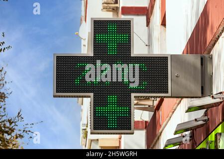 Croce elettronica verde per farmacia con l'indicazione della temperatura in gradi celsius Foto Stock