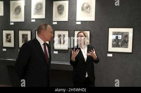 Mosca, Russia. 11 Nov 2021. Il Presidente russo Vladimir Putin ha in programma una visita al Museo della Casa di Mosca di Fyodor Dostoevsky, a destra, del Ministro della Cultura Olga Lyubimova, in occasione del 200° anniversario della nascita dei famosi autori il 11 novembre 2021 a Mosca, Russia. Credit: Mikhail Metzel/Kremlin Pool/Alamy Live News Foto Stock