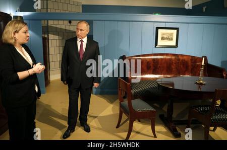 Mosca, Russia. 11 Nov 2021. Il Presidente russo Vladimir Putin ha in programma una visita al Museo della Casa di Mosca di Fyodor Dostoevsky, a sinistra, del Ministro della Cultura Olga Lyubimova, in occasione del 200° anniversario della nascita dei famosi autori il 11 novembre 2021 a Mosca, Russia. Credit: Mikhail Metzel/Kremlin Pool/Alamy Live News Foto Stock