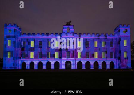 Londra, Regno Unito. 11 novembre 2021. Mappatura digitale della proiezione su Syon House in anteprima del bosco incantato a Syon Park, nella zona ovest di Londra. Ora nel suo 15 ° anno, ma annullato l'anno scorso a causa di problemi di coronavirus, l'evento presenta illuminazioni su un percorso attraverso terreni paesaggistici da Capability Brown, passando per la Syon House 16 ° secolo, la casa londinese del Duca di Northumberland, e termina al Grande Conservatorio. Lo spettacolo si svolge dal 12 novembre al 28 novembre 2021. Credit: Stephen Chung / Alamy Live News Foto Stock