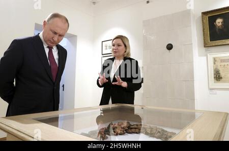 Mosca, Russia. 11 Nov 2021. Il Presidente russo Vladimir Putin ha in programma una visita al Museo della Casa di Mosca di Fyodor Dostoevsky, a destra, del Ministro della Cultura Olga Lyubimova, in occasione del 200° anniversario della nascita dei famosi autori il 11 novembre 2021 a Mosca, Russia. Credit: Mikhail Metzel/Kremlin Pool/Alamy Live News Foto Stock