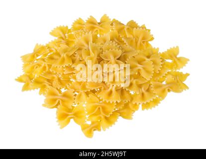 Mucchio di pasta di farfalle secco senza uovo isolato su sfondo bianco. Primo piano di pelo di pasta fiocco giallo versato di semola di grano. Pasto a forma di farfalla. Foto Stock