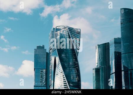 Mosca, Russia - 11 novembre 2021: Frammento di un complesso di alti edifici per uffici. Foto di alta qualità Foto Stock