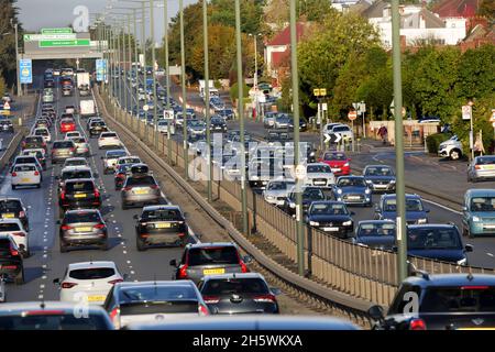 Traffico pesante sul bypass A3 New Malden.on un luminoso tardo pomeriggio inverni. Foto Stock