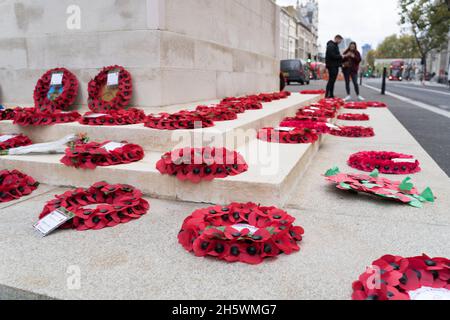 Abbazia di Westminster, Londra UK 11 novembre 2021. Tributi sulle croci con papaveri sono piantati nel campo della memoria fuori dall'Abbazia di Westminster il giorno dell'armistizio, ognuno porta un messaggio personale da parte del pubblico per onorare coloro che hanno dato la loro vita in servizio per il nostro paese. Credit: Xiu Bao / Alamy Live News Foto Stock
