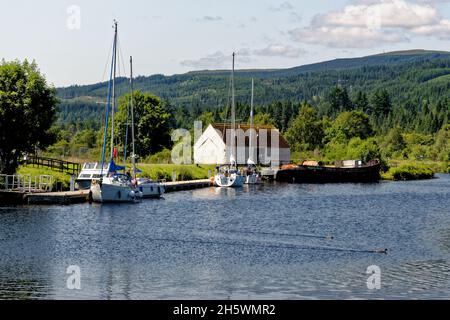 Lungo le rive del canale Caledoniano verso Loch Ness, Fort Augustus, Highland, Scozia, Regno Unito, Europa. 20 luglio 2021 Foto Stock