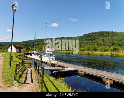 Lungo le rive del canale Caledoniano verso Loch Ness, Fort Augustus, Highland, Scozia, Regno Unito, Europa. 20 luglio 2021 Foto Stock