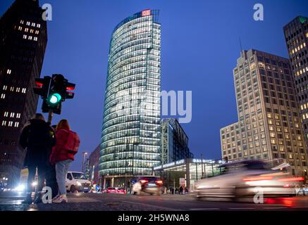 Berlino, Germania. 11 Nov 2021. Auto che attraversano l'incrocio di notte (girato con lunga esposizione) credito: Philipp Znidar/dpa/Alamy Live News Foto Stock