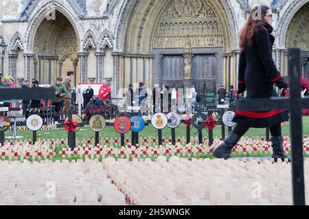 Abbazia di Westminster, Londra UK 11 novembre 2021. Tributi sulle croci con papaveri sono piantati nel campo della memoria fuori dall'Abbazia di Westminster il giorno dell'armistizio, ognuno porta un messaggio personale da parte del pubblico per onorare coloro che hanno dato la loro vita in servizio per il nostro paese. Credit: Xiu Bao / Alamy Live News Foto Stock