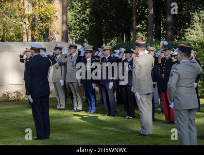 La cerimonia delle forze francesi per commemorare il giorno della memoria al cimitero militare di Brookwood l'11 novembre 2021 Foto Stock