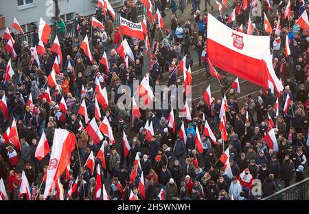 Varsavia, Polonia. 11 Nov 2021. marcia dell'estrema destra polacca durante la celebrazione della Giornata Nazionale dell'Indipendenza a Varsavia, in Polonia. (Credit Image: © Hubert Mathis/ZUMA Press Wire) Credit: ZUMA Press, Inc./Alamy Live News Foto Stock