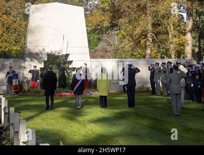 La cerimonia delle forze francesi per commemorare il giorno della memoria al cimitero militare di Brookwood l'11 novembre 2021 Foto Stock