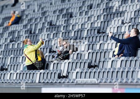 Sydney, Australia. 11 Nov 2021. I tifosi socceroo arrivano presto e prendono selfie durante la partita dei Qualifier asiatici della Coppa del mondo FIFA AFC tra i Socceroos australiani e l'Arabia Saudita al CommBank Stadium il 11 novembre 2021 a Sydney, Australia Credit: Immagini IOIO/Alamy Live News Foto Stock