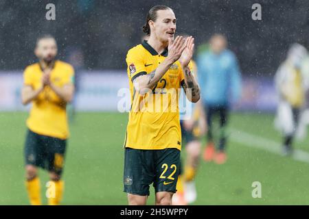 Sydney, Australia. 11 Nov 2021. JACKSON IRVINE of the Australian Socceroos ringrazia la folla dopo la partita di calcio dei qualificatori della Coppa del mondo tra i socceroos australiani e l'Arabia Saudita il 11 novembre 2021 al CommBank Stadium di Sydney, Australia Credit: IOIO IMAGES/Alamy Live News Foto Stock