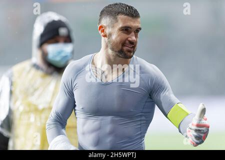 Sydney, Australia. 11 Nov 2021. MATHEW RYAN dei Socceroos australiani ringrazia la folla dopo la partita di calcio dei Qualifier della Coppa del mondo tra i Socceroos australiani e l'Arabia Saudita il 11 novembre 2021 al CommBank Stadium di Sydney, Australia Credit: IOIO IMAGES/Alamy Live News Foto Stock