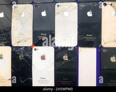 Kiev, Ucraina. 4 marzo 2021. Un sacco di custodie nere e bianche rotte da vecchi telefoni iPhone. Apparecchi moderni, smartphone, strumenti di comunicazione di a f Foto Stock
