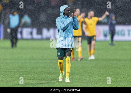 Sydney, Australia. 11 Nov 2021. AWER MABIL dei Socceroos Australiani ringrazia la folla dopo la partita di calcio dei qualificatori della Coppa del mondo tra i Socceroos Australiani e l'Arabia Saudita il 11 novembre 2021 al CommBank Stadium di Sydney, Australia Credit: IOIO IMAGES/Alamy Live News Foto Stock