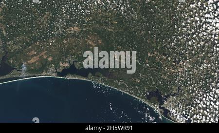Le sabbie bianche di Pensacola Beach si distinguono in questa immagine Landsat 9 della Florida Panhandle degli Stati Uniti d'America, con Panama City visibile sotto alcune nuvole di popcorn. Landsat e altri satelliti di telerilevamento aiutano a tenere traccia dei cambiamenti alle coste statunitensi, incluso lo sviluppo urbano e i potenziali impatti dell'aumento dei livelli del mare. Ottobre 31 2021, primo giorno di raccolta dati per Landsat 9. Una versione migliorata delle immagini Landsat 9 originali. Credito NASA/USGS Foto Stock