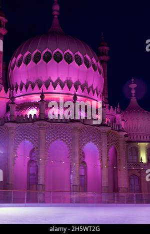 Padiglione Kaleidescope. Il Royal Pavilion, Brighton, si illuminò con i LED colorati che si illuminano dietro la pista di pattinaggio invernale eretta nei giardini del Pavilion. Brighton, East Sussex, Inghilterra, Regno Unito Foto Stock