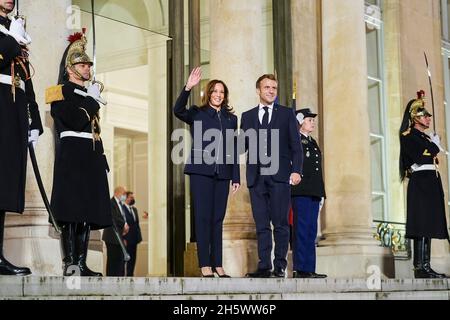 Parigi, Francia. 10 novembre 2021. Il Vice Presidente degli Stati Uniti Kamala Harris, centro, e il Presidente francese Emmanuel Macron onda dai gradini del Palazzo Elysee 10 novembre 2021 a Parigi. Harris si riunisce con Macron nel tentativo di migliorare le relazioni dopo il muso di un accordo sottomarino francese con l'Australia. Credit: Lawrence Jackson/White House Photo/Alamy Live News Foto Stock