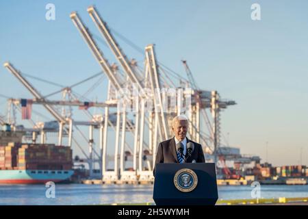 Baltimora, Stati Uniti. 10 novembre 2021. Il presidente degli Stati Uniti Joe Biden discute del piano di costruzione di infrastrutture migliori e di compensazione delle strozzature di approvvigionamento durante una visita al Porto di Baltimora, 10 novembre 2021 a Baltimora, Maryland. Credit: Adam Schultz/White House Photo/Alamy Live News Foto Stock