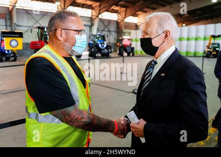 Baltimora, Stati Uniti. 10 novembre 2021. Il presidente degli Stati Uniti Joe Biden saluta un lavoratore durante una visita al porto di Baltimora, 10 novembre 2021 a Baltimora, Maryland. Credit: Adam Schultz/White House Photo/Alamy Live News Foto Stock